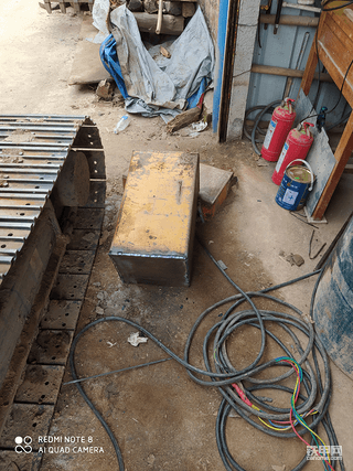 山東臨工60機(jī)黃油桶箱改工具箱。