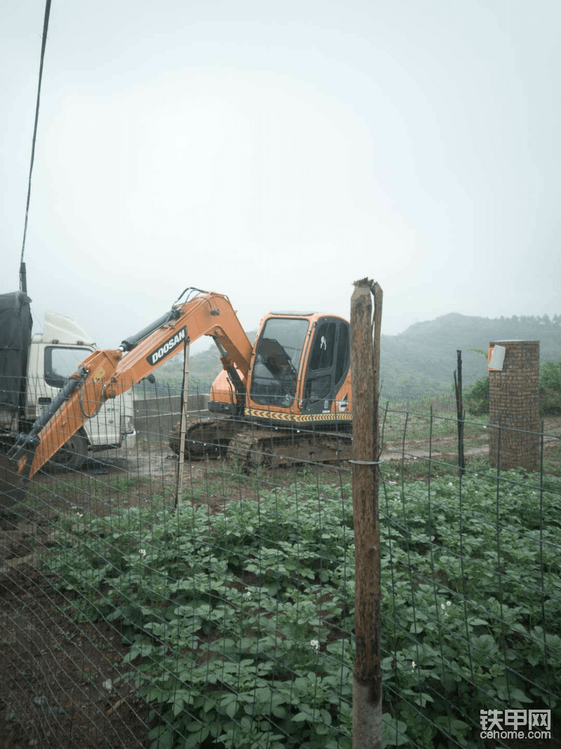 然后又去看了山推说实话配重提高的,可以说国产车里面配置最高的一款是川崎泵小挖机,动作也协调 ,车也挺好看的,挺中意哪款车,就是新车价格虚高 要35万,比三一都贵,然后我又看了斗山,下午6点打的电话给销售,接着就敢过来了。 然后就开始谈,新车价格适中和三一差不多, 旧车置换价格也达到了预想价格, 就交了定金。