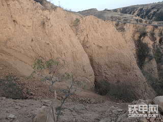 深溝里面墊虛土挖機(jī)該怎么修路