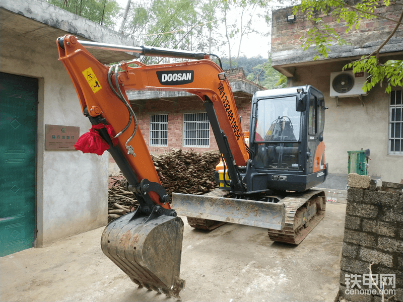 4.【購車經(jīng)過】：

干就完了，本來打算買了丟房地產(chǎn)的，錢太難拿了，后來就放在家里做零活，主要是小機(jī)，來錢快，調(diào)動(dòng)方便，投資小，所以才購買小挖的，在外面原來認(rèn)識(shí)的挖友都搞勾機(jī)了，而且越做越大，一直安于現(xiàn)狀，不如自己去嘗試，給別人打工不如自己當(dāng)老板。