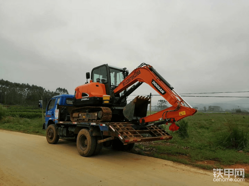 后來看了柳工、三一、 斗山 、山東臨工， 神鋼找不到，卡特沒現(xiàn)車，小松不敢看，日立遠(yuǎn)處望。最后因?yàn)閮r(jià)格和質(zhì)量種種對比，本來也一直看好柳工的，覺得不合算，價(jià)格方面談不下來，轉(zhuǎn)手提了斗山，之所以后開選斗山還有一個(gè)重要原因是南寧這邊斗山比較多，市場占有率大點(diǎn)，跟著大伙一塊買。