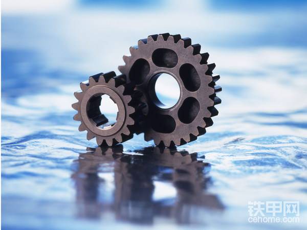 發(fā)動機突然冒黑煙：要檢查空氣濾芯是否堵塞，可以把空濾拆出測試，冒大煙現(xiàn)象消除，則排除空濾問題。

動作卡澀遲鈍：檢查先導(dǎo)濾芯是否需要更換。 
 
油溫變高：檢查液壓回油濾芯，是否堵塞，是否有銅粉鐵粉，需經(jīng)常檢查，早發(fā)現(xiàn)早解決。