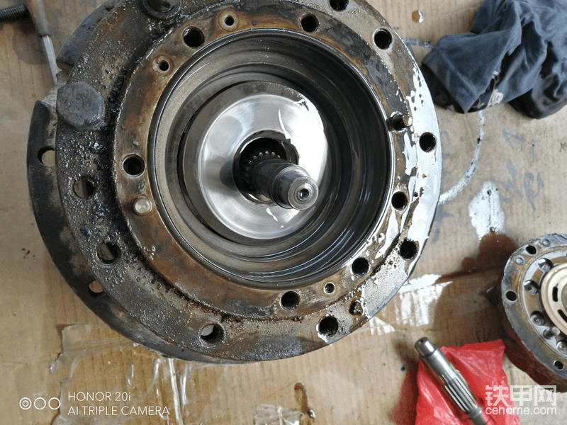 这是拆下刹车盘后，这是泵斜盘