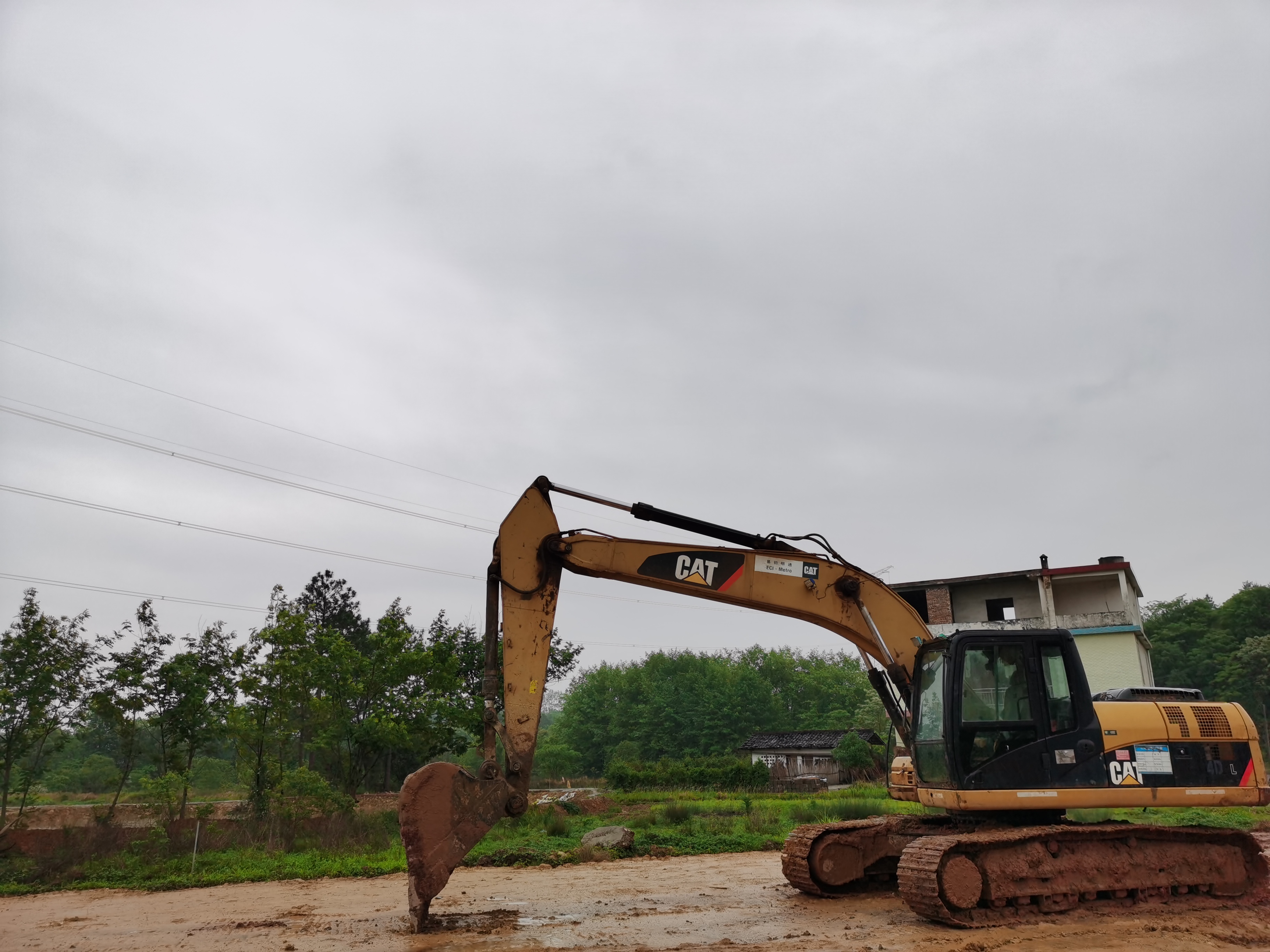 赣州高速工地急招挖机司机多名，卡特200