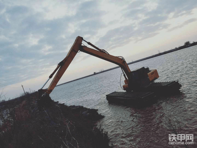 水上漂的挖掘機(jī) 。 還有長(zhǎng)臂挖掘機(jī) 24米的。24小時(shí)服務(wù)各位老板