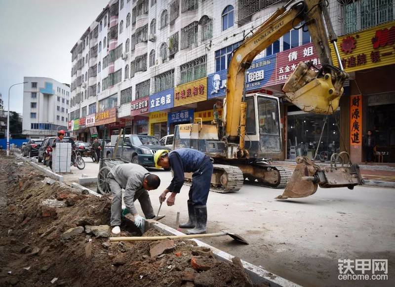 7.舊路改造
 
沒有圖紙，施工員一頓指揮，動作要快，姿勢要帥，結(jié)果一路閃電帶火花，挖到電纜，要駕駛員賠錢......