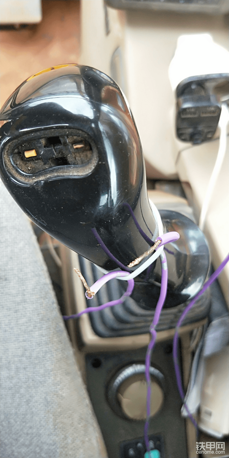 24v 電壓不麻手就是會發(fā)燙，為了安全直接進駕駛室接到保險絲上，通往壓縮機的線手動控制接通時間不能太久，模擬溫控間隔跳開不然冷凝器容易結冰膨脹閥會堵。