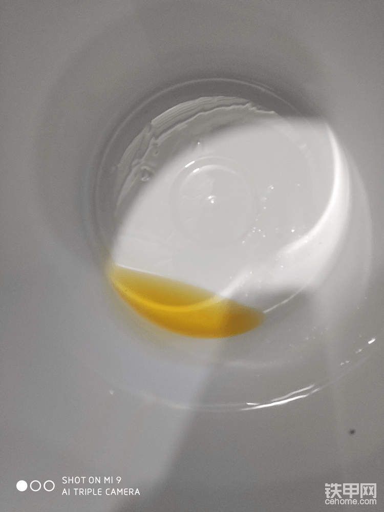 長城68#液壓油，加油站買的，跟機油顏色差不多。你們買的是不是這個色