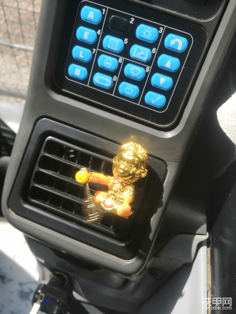 出風(fēng)口香薰小悟空！車?yán)锂愇渡? onerror=