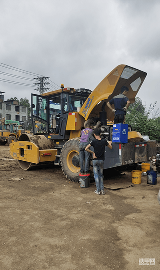 徐工XS223J壓路機700小時第二次保養(yǎng)