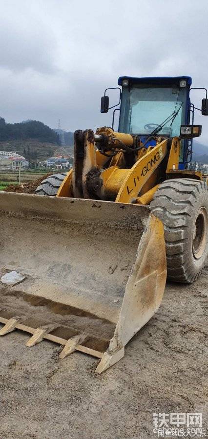 柳工855鏟車 這兩個燈一直亮著 有問題嗎？
