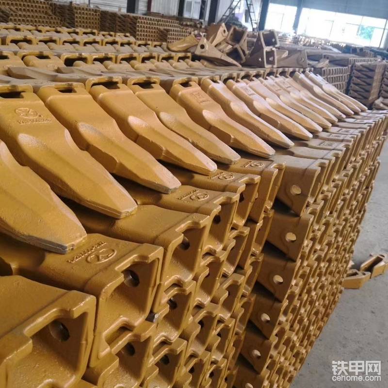 二、斗齒的選購(gòu)
 
斗齒一般有鑄造斗齒和鍛造斗齒的區(qū)別，一般鍛造斗齒更耐磨、硬度也更大，使用壽命是鑄造斗齒的2倍左右，而價(jià)格是鑄造斗齒的1.5倍左右。
 
鑄造斗齒：將液體金屬澆鑄到與零件形狀相適應(yīng)的鑄造空腔中，待其冷卻凝固后，以獲得零件或毛坯的方法叫鑄造。鑄造件易產(chǎn)生氣孔而形成沙眼，其力學(xué)性能和耐磨程度、使用壽命均較鍛件低。
 
鍛造斗齒：利用鍛壓機(jī)械對(duì)特殊金屬坯料施加壓力，在高溫下擠壓成型，細(xì)化鍛件中的晶料，使其產(chǎn)生塑性變形以獲得具有一定機(jī)械性能，金屬經(jīng)過鍛造加工后能改善其組織結(jié)構(gòu)，可以保證鍛造斗齒具有良好的力學(xué)性能、更耐磨，使用壽命更長(zhǎng)。

當(dāng)然，在選購(gòu)斗齒的時(shí)，我們還要看挖機(jī)是在什么工作環(huán)境中使用都吃，才能確定什么樣的斗齒型號(hào)。

一般挖土，散砂，等要用平口斗齒。
其次挖塊狀的堅(jiān)硬巖石用RC型的斗齒，挖塊狀煤層一般用TL型斗齒。

另外在實(shí)際操作過程中一般人喜歡通用RC的斗齒，小編建議一般情況下不要用RC型斗齒，最好是用平口斗齒，因?yàn)镽C斗齒用一段時(shí)間后前面磨損后，加大了挖掘阻力，浪費(fèi)動(dòng)力，而平口斗齒在磨損過程中始終保持一個(gè)鋒利面，減少挖掘阻力，節(jié)約燃油。
