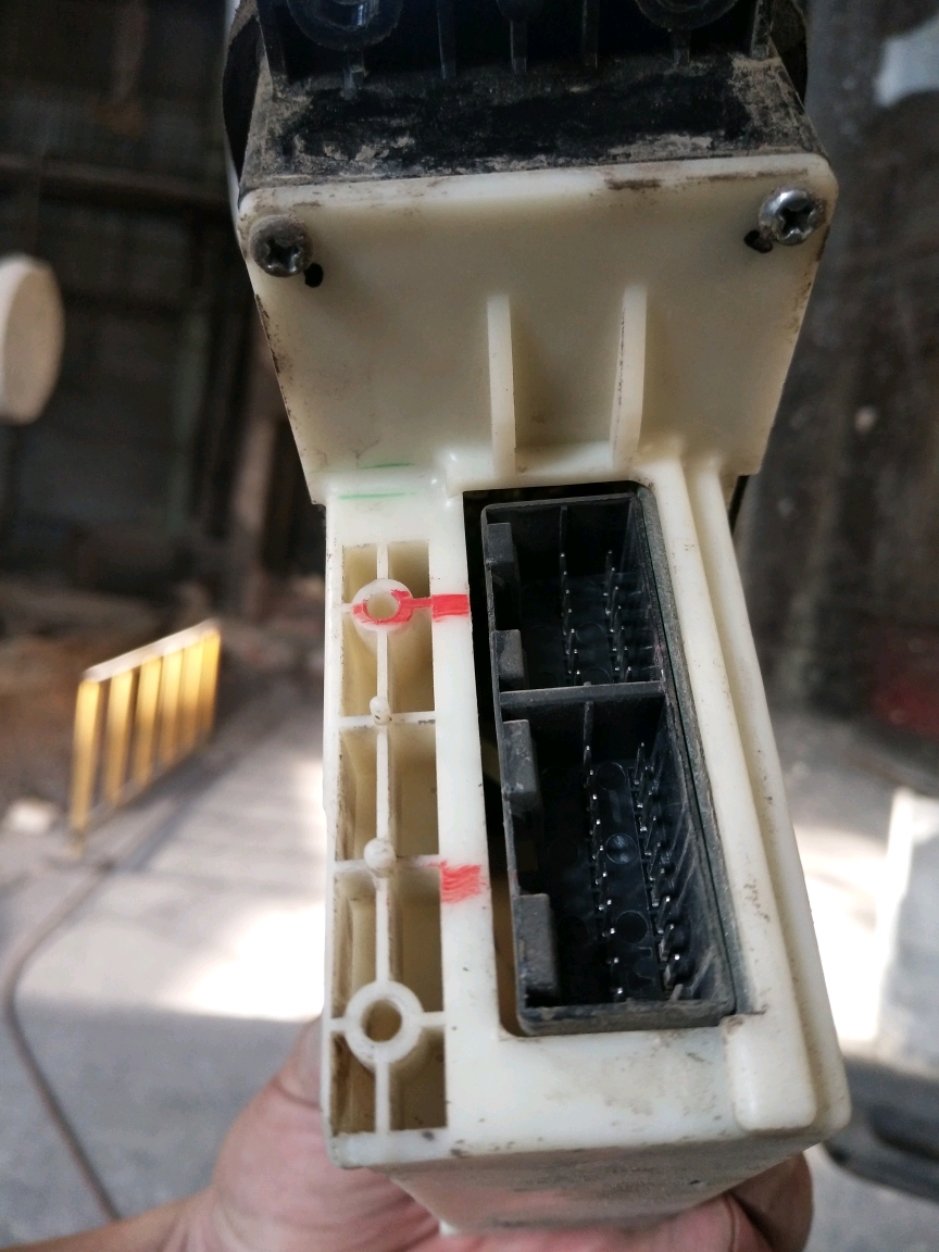 关于柳工933E空调控制面板没电问题