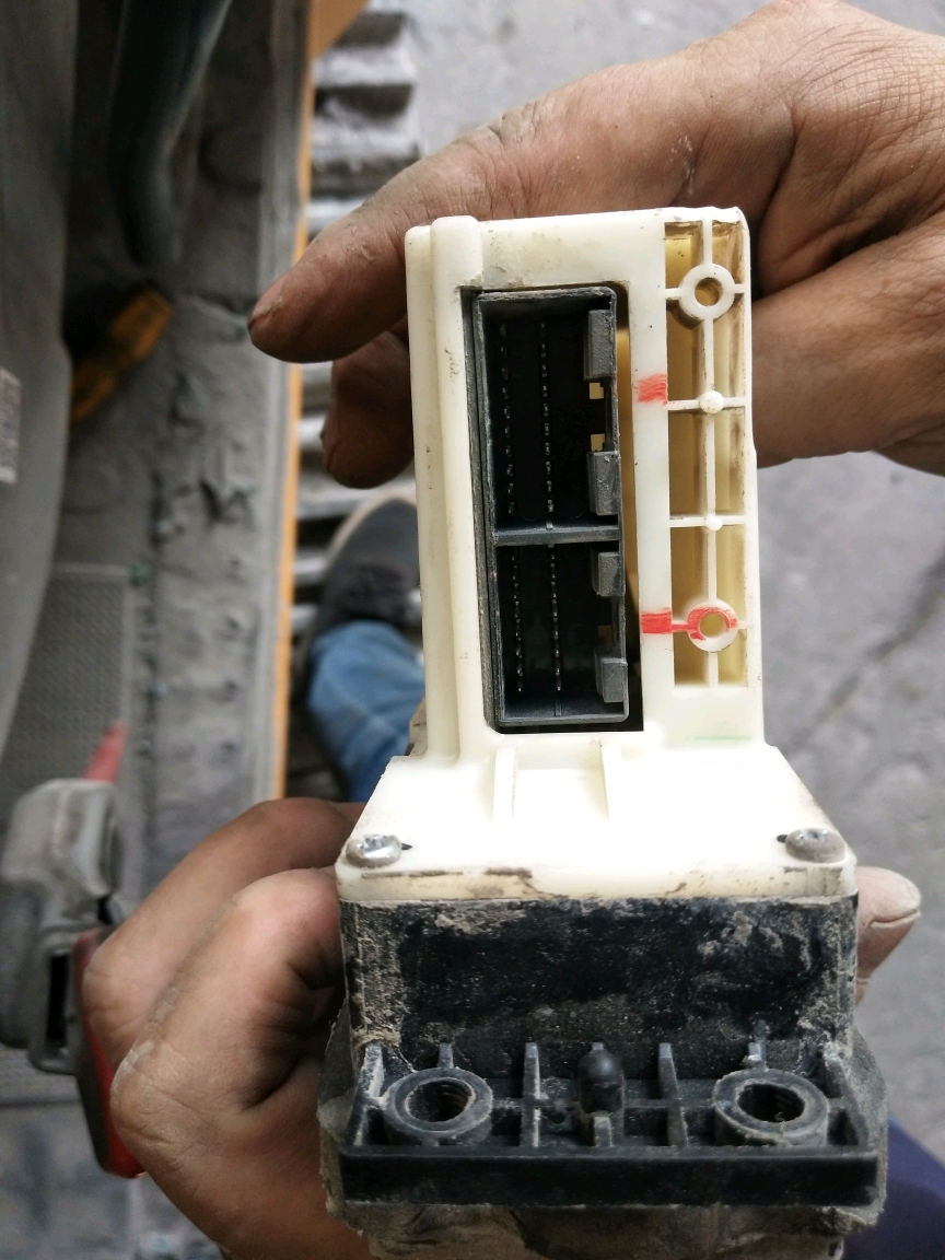 关于柳工933E空调控制面板没电问题