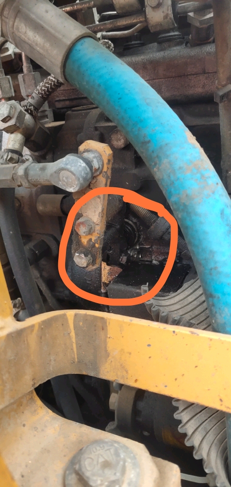 卡特307C油泵上的油门调节器漏油，该怎么处理？要整拆油