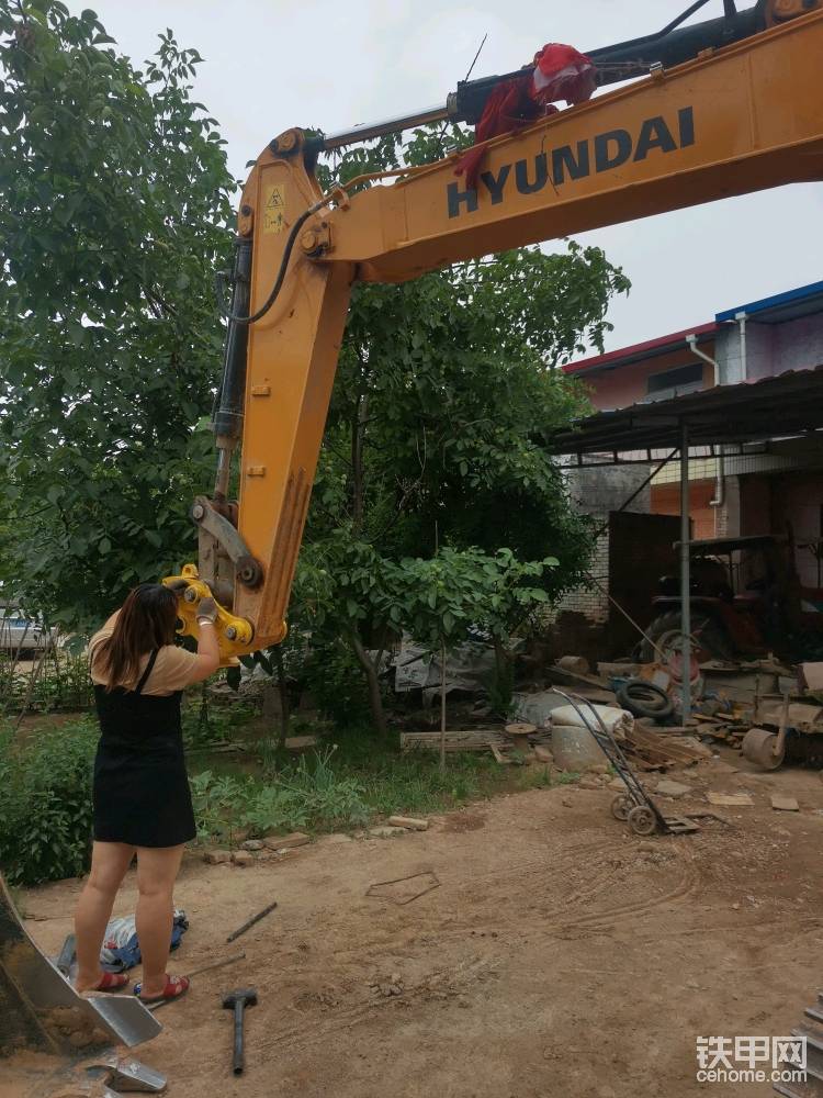 老婆在亲自装，在挖掘机的风雨路程中，有老婆的大力支持，和亲手帮忙，心里真心是暖和的🐥🐥🐥