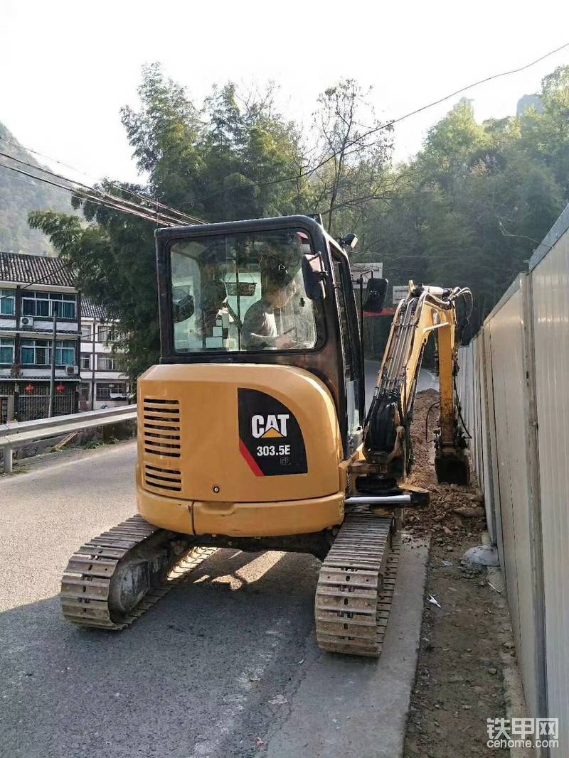 圖為動(dòng)臂側(cè)擺機(jī)，動(dòng)臂受力點(diǎn)在駕駛室前段，在側(cè)擺挖墻腳的工況模式下，挖機(jī)機(jī)尾的配重與大小臂的力矩作用平衡點(diǎn)不在同一軸線上、講人話就是它不科學(xué)，抖的厲害，側(cè)挖用不上力氣，不能干重活……