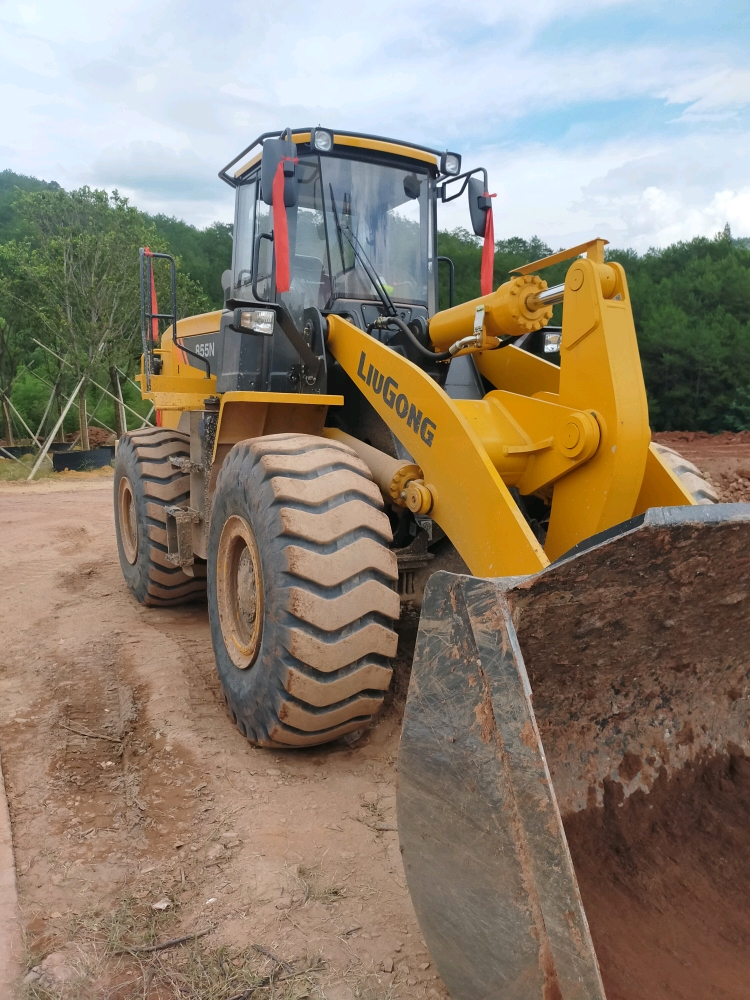 鏟車，熱機(jī)完之后走水泥路會扭