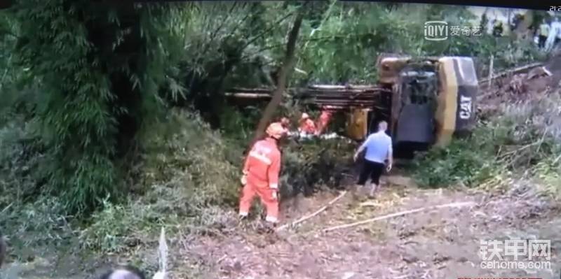 事故一：掘機下護坡傾覆：一輛挖掘機在重慶巴南區(qū)圣燈山鎮(zhèn)公路邊作業(yè)時，因為注意力不夠集中，致使挖掘機失控不慎翻覆到路邊護坡下，司機當場身亡。