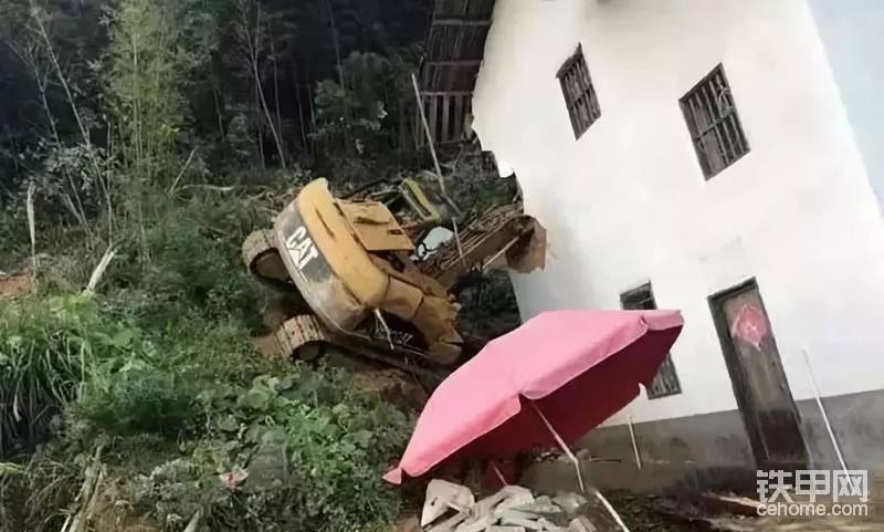 事故二：操作不當引發(fā)側(cè)翻：機手一方面對挖掘機的性能不夠了解，另外加上安全意識不到位、操作不當把鋼絲繩綁在挖掘機鏟斗上致使側(cè)翻，房屋損壞，司機當場死亡。
