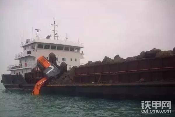事故四：連日陰雨導致挖機側(cè)翻墜落：夏季施工過程中機手忽略了因為接連下雨山路土質(zhì)松軟極易發(fā)生事故，而且機手安全意識不到位又沒有謹慎觀察路況，致使挖掘機整機側(cè)翻墜落200米的江邊！駕駛員當場死亡......