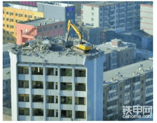 大神们，拆楼的挖掘机是怎么爬到楼顶的?