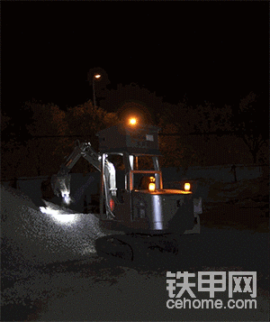 百度首創(chuàng)的無人挖掘機(jī)和無人挖掘機(jī)技術(shù)方案，是世界上首套基于 AI 視覺技術(shù)開發(fā)的低成本、可量產(chǎn)、適用工程挖掘裝備的人工智能解決方案。只需通過簡(jiǎn)單的改裝，在工程機(jī)械裝備上部署環(huán)境感知和自動(dòng)控制系統(tǒng)，設(shè)備就能實(shí)現(xiàn)自主行駛和作業(yè)，大鏟子上下翻飛，挖土運(yùn)土一氣呵成。
這機(jī)器的配色還是滿滿的科技感。