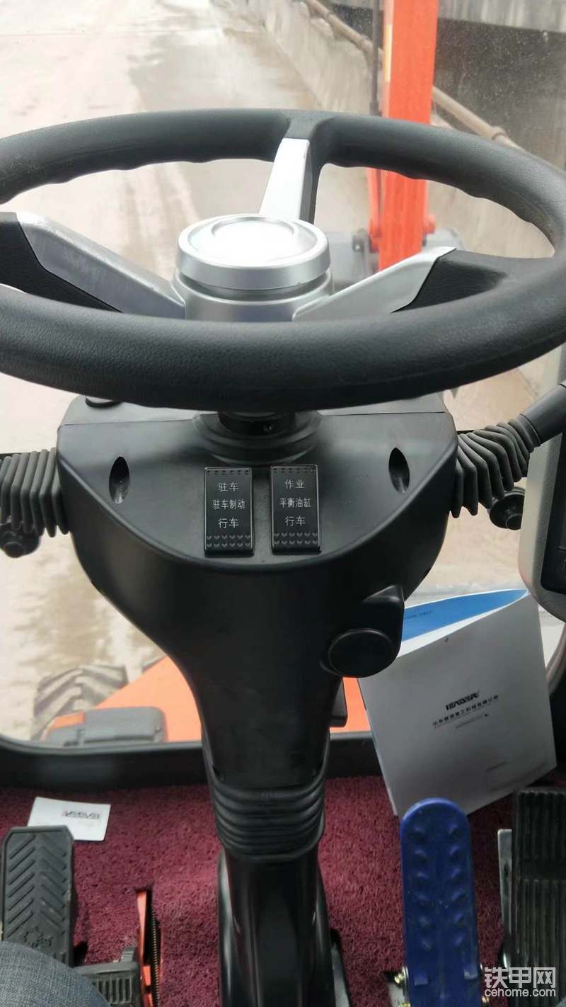 這個是最重要的兩個開關(guān)，在方向盤下面，左邊一個是4輪剎車開關(guān)，主要是工作狀態(tài)4輪在鎖死狀態(tài)，需要用到這個開關(guān)，往上是4輪鎖死，往下是釋放4輪剎車，用這個開關(guān)之前，必要要氣壓達到0.4照片以上，點火開關(guān)必須是通電狀態(tài)，輪挖在行駛狀態(tài)這個開關(guān)不能往上，只有需要緊急停車的情況下可以使用這個開關(guān)，
   右邊這個開關(guān)是前橋，轉(zhuǎn)向橋，平衡油缸鎖死開關(guān)，往上是切斷左右平衡油缸鏈接通道，左右液壓油不流動，達到前橋不上下移動，我們在干活的時候，增加挖機的穩(wěn)定性，車身保存一個平衡的作用，往下，平衡油缸會上下工作，自動調(diào)節(jié)挖機的平衡，保存輪胎最佳的抓地力，，這個開關(guān)需要靈活運用，如果在靜止狀態(tài)作業(yè)，需要把開關(guān)往上開，如果車輛在路上不作業(yè)，不吊東西的情況下，應(yīng)該往下。