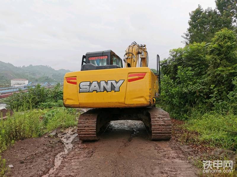 下雨都在干，這個(gè)車感覺底盤比較窄，干活恍得很