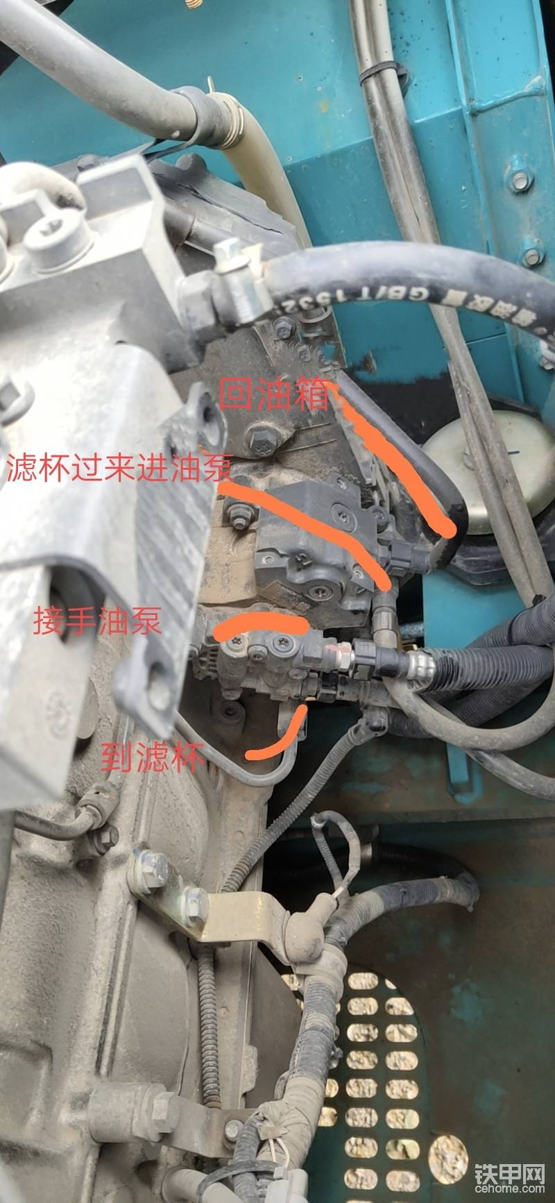 玻紋管那根連著手油泵上 玻紋管下面根連著一個濾芯 再連到噴油泵進油口 噴油泵回油管下面根是噴油泵進油管