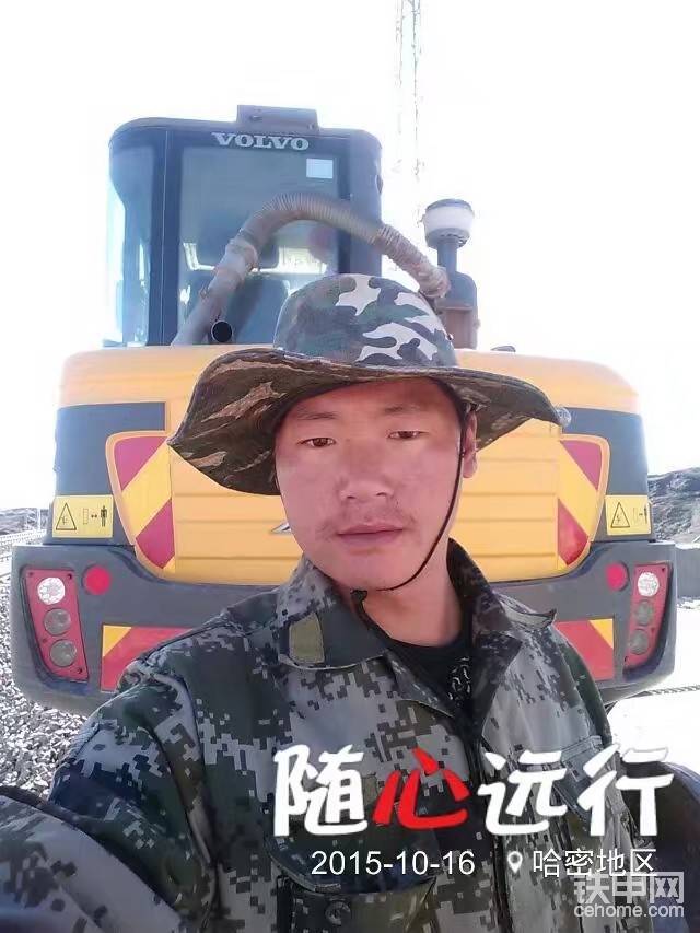 師傅和他的挖機(jī)自拍，帥氣??