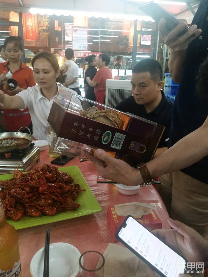 晚上會(huì)餐，去有特色的夜市排擋，主持人凱哥對(duì)著白酒一頓狂拍，氣氛上來了，他現(xiàn)在又“代言”白酒了！有主持人的酒局，氣氛嗨的不要不要滴……