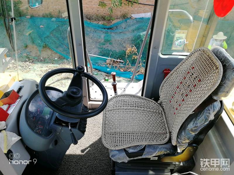 晉工車的駕駛室一直給人一種寬敞 簡(jiǎn)單的感覺，你們覺得呢？