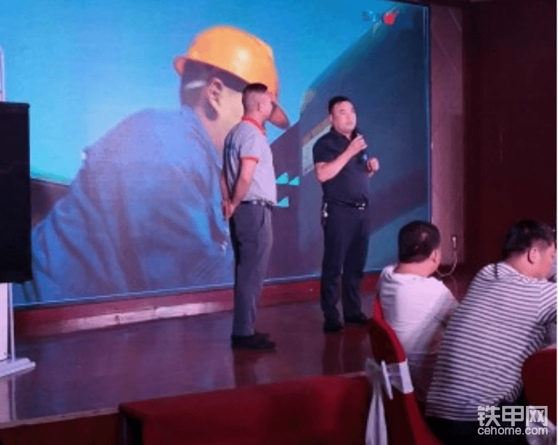 老板1說：用了山河智能11年，性能絕對沒有問題，售后服務(wù)一直做得很好