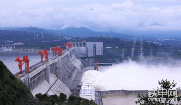 入夏以来，多地出现持续强降雨天气，防汛形势异常严峻。强降雨频繁袭扰三湘大地，娄底、衡阳、株洲等地出现了暴雨，造成多地民房被淹、道路受阻、居民被困。