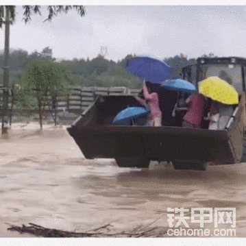 挖掘機救人，這操作技術(shù)6不6，小雨雨都要拍手叫好啦，我們開挖機的老鐵太帥了！