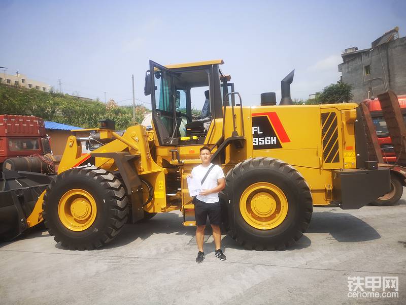 后來老大一直在代理雷沃這個(gè)品牌。我就安排去做市場調(diào)查。開始了我的整機(jī)銷售之路。這是第一次交車照片。總感覺有點(diǎn)憨憨的樣子。其實(shí)對于各種裝載機(jī)現(xiàn)在都差不多了。只是存在一個(gè)品牌。地區(qū)。售后問題。誰進(jìn)入地區(qū)早。賣的早，售后好，他一般都是一個(gè)地區(qū)的代表品牌。雷沃這個(gè)車子從接觸的話小毛病還是少?？傮w方面還是不錯(cuò)的。這個(gè)還是要交給各位大佬評價(jià)了。