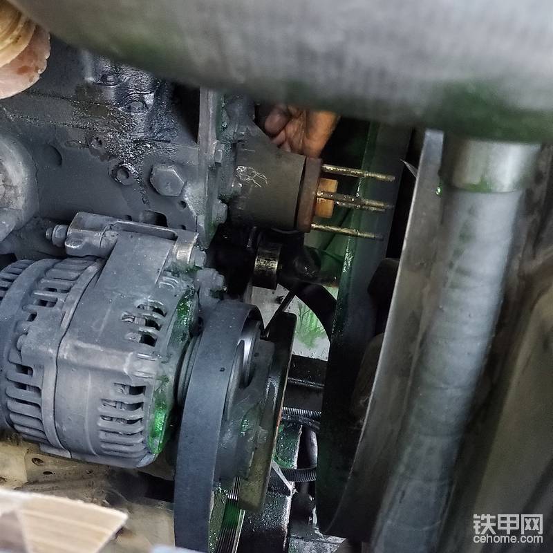 拆開邊上的風扇，才能取下水泵