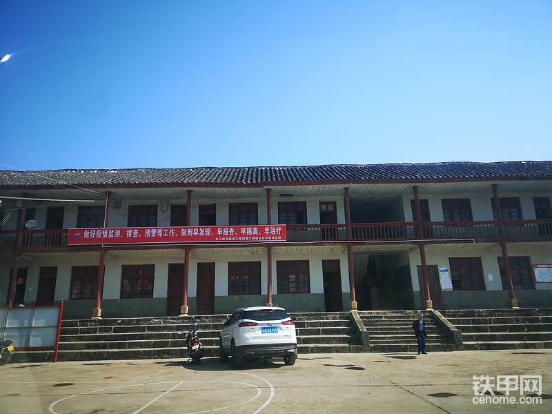 為了給工人安排住所，村里答應給工地協(xié)調(diào)出一塊最大的場地。

這里原來是一所小學，作為村里最大的一座建筑物，村里干部也經(jīng)常在這里開會。