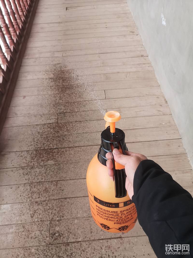 工地買來消毒液，1:1兌好水開始消毒。