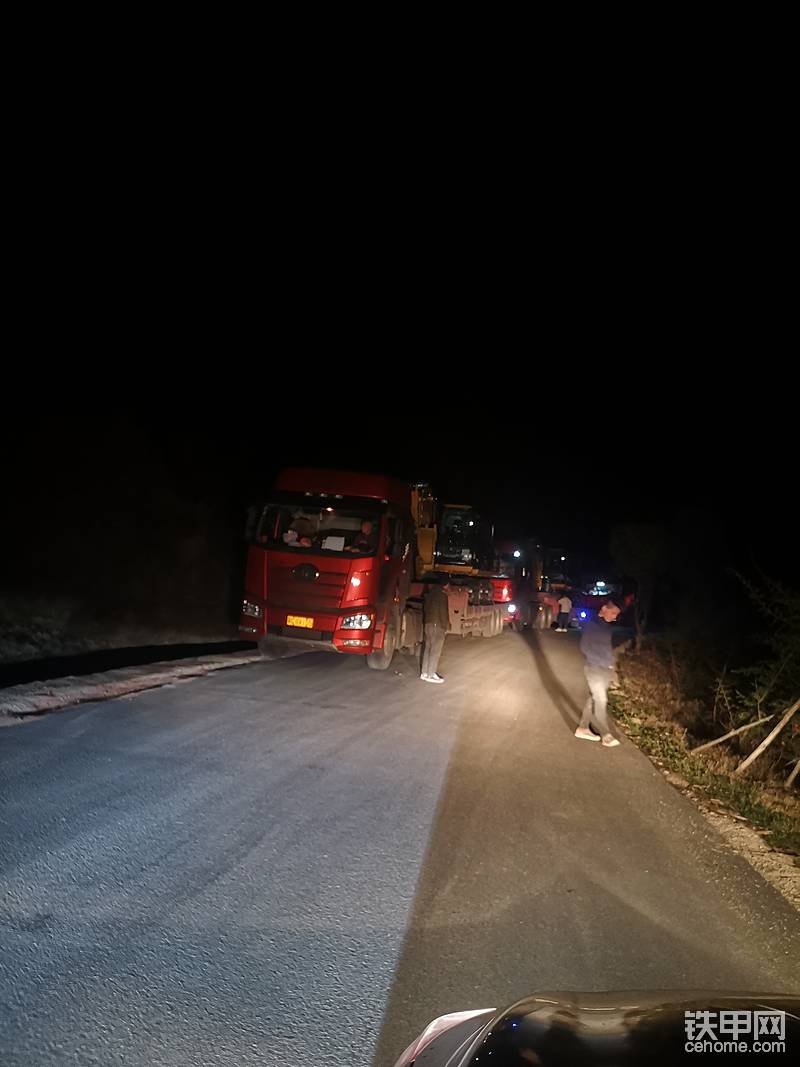 晚上10点带上2个驾驶员开着2个车，驱车到达拖车所在地，7个拖车卡停在路边，在一个弯道上，车太长拐不过来弯。

车队长一点方法都没有，得知他们从晚上8点搞到10点还没吃饭，拉上拖车队长一行人去吃饭边商量方案。