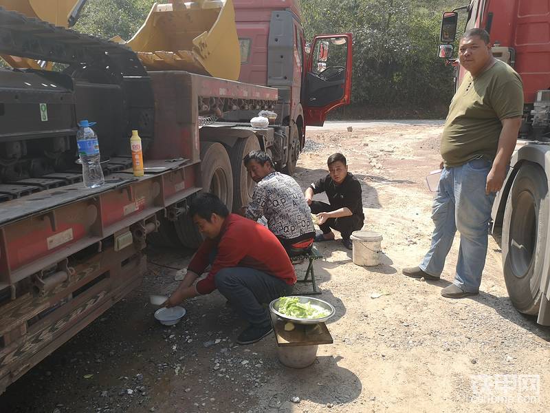 中午圍觀了王哥車隊的伙食