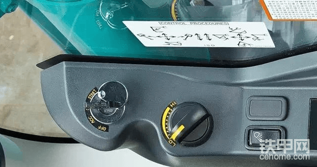 注意：為保護挖機發(fā)動機，請將油門旋鈕轉(zhuǎn)回低速空轉(zhuǎn)位置，且務(wù)必低速空轉(zhuǎn)5分鐘后再關(guān)停發(fā)動機。帶渦輪增壓的發(fā)動機，不能高速運轉(zhuǎn)后立即關(guān)閉，因為渦輪轉(zhuǎn)速非?？欤糠昼娍蛇_十萬轉(zhuǎn)以上，立即熄火，發(fā)動機機油泵停止工作，但渦輪因為慣性還在高速轉(zhuǎn)且溫度還很高，渦輪軸就沒有機油潤滑和冷卻了，經(jīng)常這樣，導(dǎo)致渦輪軸過早損壞。
關(guān)閉步驟
關(guān)停發(fā)動機前，需先將工作裝置降至地面上，然后來氣安全鎖定干并置于“鎖定位置”。
把油門調(diào)節(jié)旋鈕（1）轉(zhuǎn)至低速（LOW）位置，且做5分鐘的冷機運行。
把啟動開關(guān)置于（2）“OFF”位置即可關(guān)停發(fā)動機。

在電線下操作時應(yīng)注意
