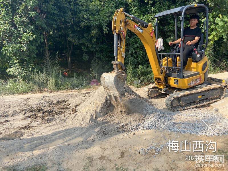 馬總和之前采訪的高總都是徐工挖機的粉絲，身邊不少經(jīng)營徐工挖機的，微挖15也有，這個是馬總朋友的挖機，施工表現(xiàn)也不錯。
近幾年，臺班價下降，司機工資上漲，挖機沒有以前賺錢。好在他們?nèi)胄袝r間長，有穩(wěn)定的活源，期待農(nóng)歷年結(jié)賬的時候，錢包可以鼓起來。祝福甲友都賺大錢！