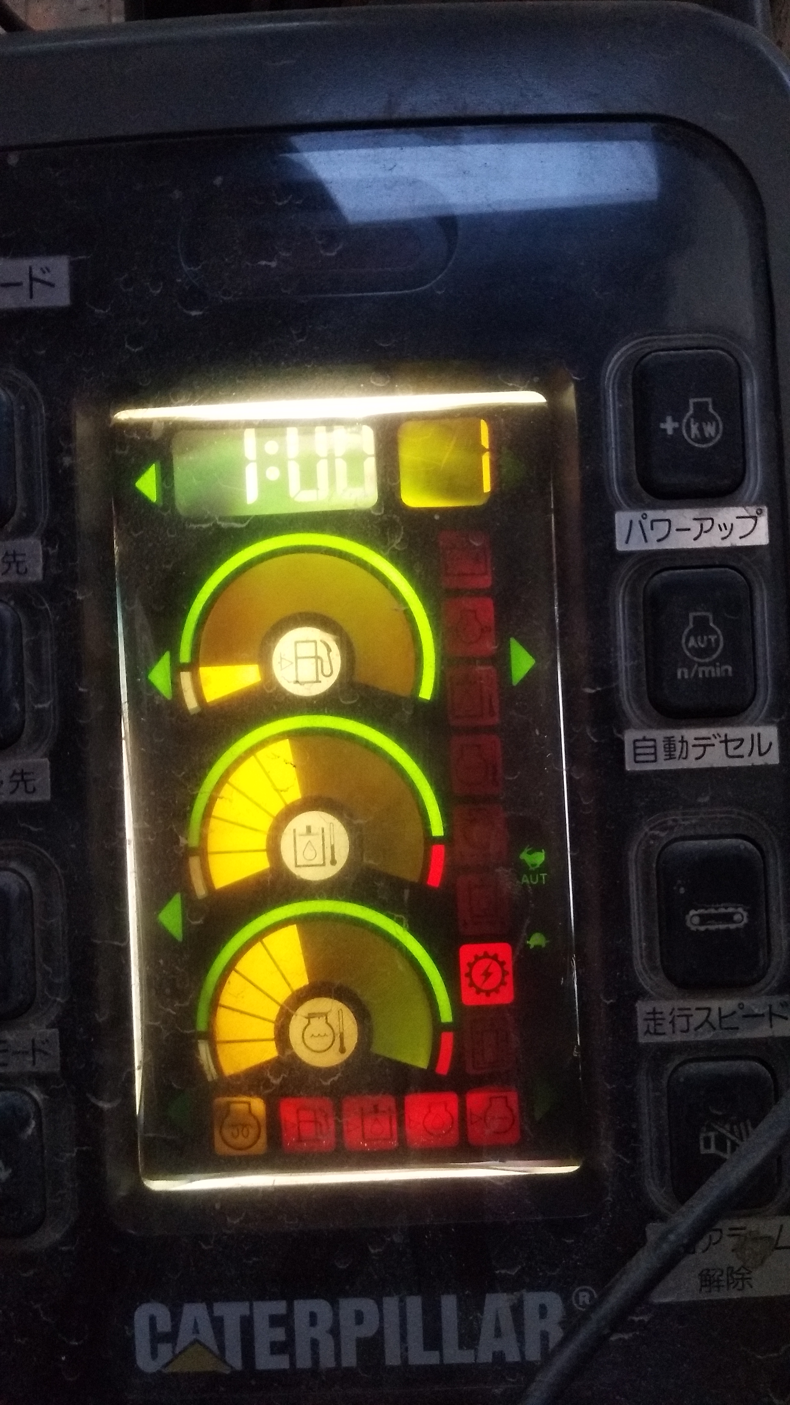 卡特345B打锤会突然熄火，又不拖液压，显示屏又出现个红色报警，有个齿轮带个电是什么意思求解