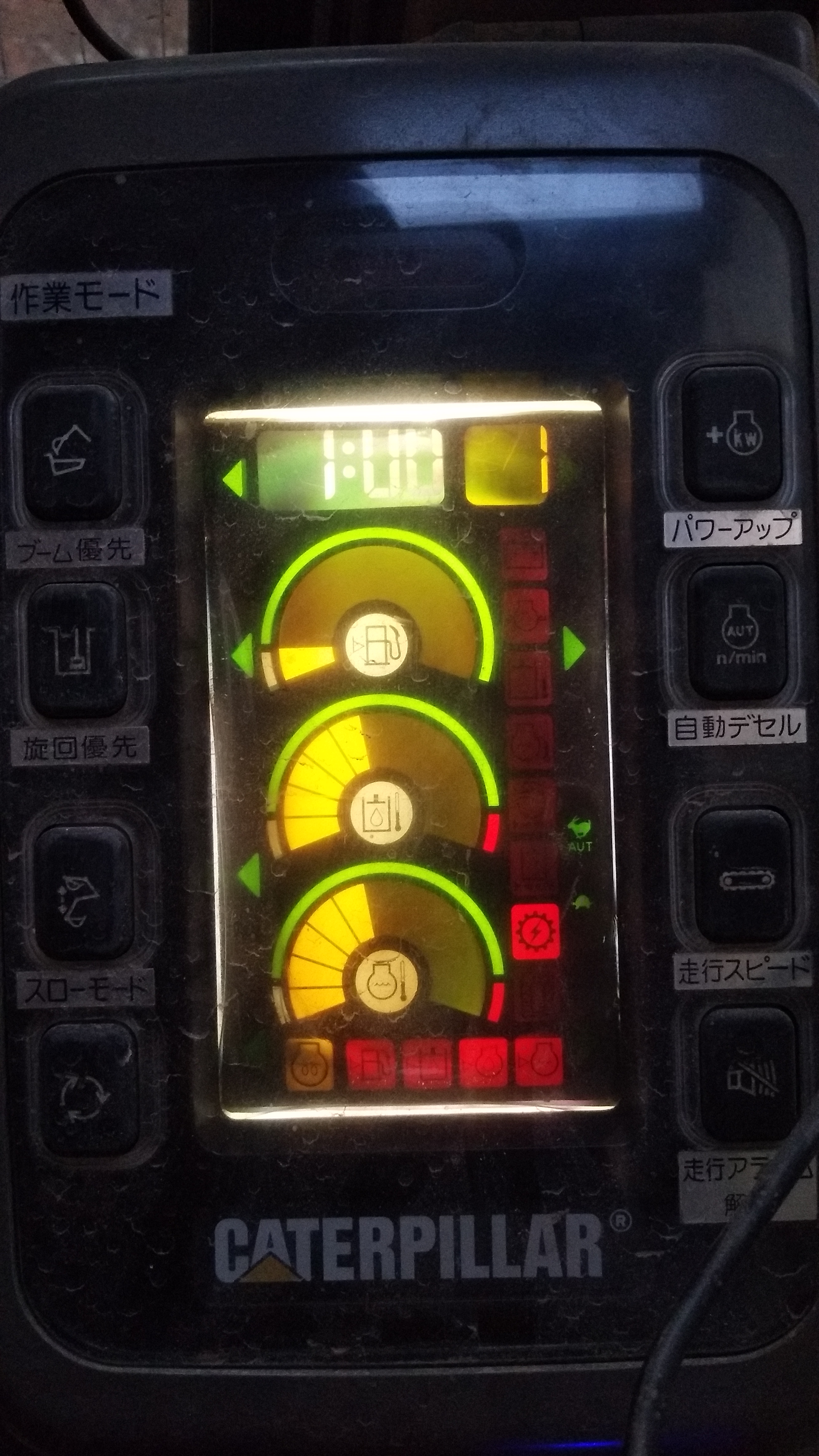 卡特345B打锤会突然熄火，又不拖液压，显示屏又出现个红色报警，有个齿轮带个电是什么意思求解