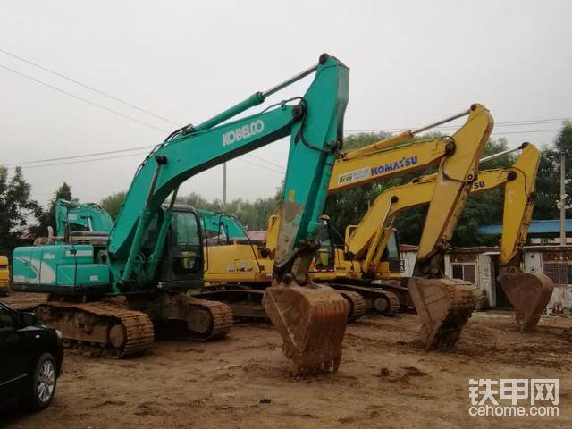 出現(xiàn)這種特征有以下幾種原因：

1、基建投資逆周期調(diào)節(jié)力度加大
受疫情影響，3月份復(fù)工復(fù)產(chǎn)以來，國家積極加大基建投資力度，如：國家推出基礎(chǔ)設(shè)施領(lǐng)域公募REITs試點(diǎn)；從6月中旬發(fā)行1萬億元抗疫特別國債，主要用于公共衛(wèi)生等基礎(chǔ)設(shè)施建設(shè)和抗疫相關(guān)支出等，預(yù)估下半年將迎來開工的集中爆發(fā)期。
2、房地產(chǎn)投資韌性較高
建筑安裝工程支出與挖掘機(jī)的投資指標(biāo)直接相關(guān)：2020年1-5月建筑安裝工程支出為27862.9億元，已基本恢復(fù)至去年同期水平。預(yù)計(jì)房地產(chǎn)投資對(duì)工程機(jī)械行業(yè)的拉動(dòng)效應(yīng)仍將持續(xù)。
3、工程機(jī)械后周期產(chǎn)品迎來更新?lián)Q代高峰期
一般而言，一臺(tái)挖掘機(jī)的使用壽命在 8 -10年左右，上一輪工程機(jī)械銷售高峰（2008年-2011年）售出的機(jī)械，在2020年已經(jīng)陸續(xù)進(jìn)入更新淘汰期。老舊設(shè)備的更新周期在變短，以舊換新還有很大的增長空間，設(shè)備的更新替代需求，也直接加速今年上半年工程機(jī)械行業(yè)的復(fù)蘇。
4、挖掘機(jī)環(huán)保標(biāo)準(zhǔn)不斷升級(jí)，換機(jī)需求不斷加大
雖然當(dāng)前挖掘機(jī)等非道路移動(dòng)機(jī)械國四排放標(biāo)準(zhǔn)可能延期，但是國家推動(dòng)非道路移動(dòng)機(jī)械環(huán)保升級(jí)的步伐一直在加速。大多數(shù)廠家為應(yīng)對(duì)國四法規(guī)的到來，會(huì)加大國三產(chǎn)品的促銷力度。環(huán)保升級(jí)將有利于挖掘機(jī)老機(jī)型的淘汰和更換，從而為工程機(jī)械提供額外需求。

綜合各方面來看，未來一年挖掘機(jī)行業(yè)依舊會(huì)保持向上的態(tài)勢，目前市場的開工率很高，而且二手挖掘機(jī)的交易市場也比較活躍，這說明當(dāng)前工程量并沒有下滑的跡象。
