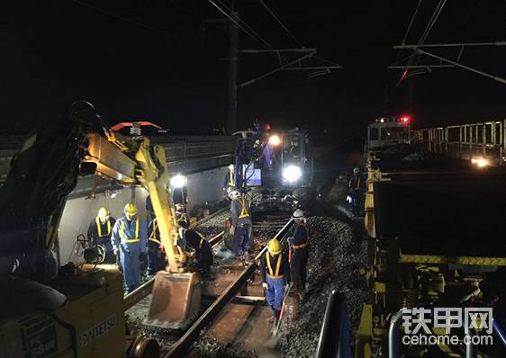 日本铁道津浦线上施工的PC58UUT，紫色的是PC75UU改装轨道挖掘机。