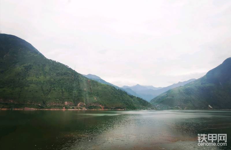 我們眼里的青山綠水，美麗風(fēng)景，四通八達(dá)的高速公路，可能是建設(shè)者用血汗，甚至用生命堆砌的。