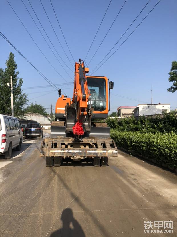 說說這個(gè)車的優(yōu)點(diǎn)，駕駛個(gè)大，后排可以做個(gè)人，小挖機(jī)配這們大的駕駛室屬實(shí)良心了，挖掘力不小，使用感覺比神鋼，三一有勁，別的牌子車也沒開過就不知道了，挖斗也不小，比三一的挖斗大。